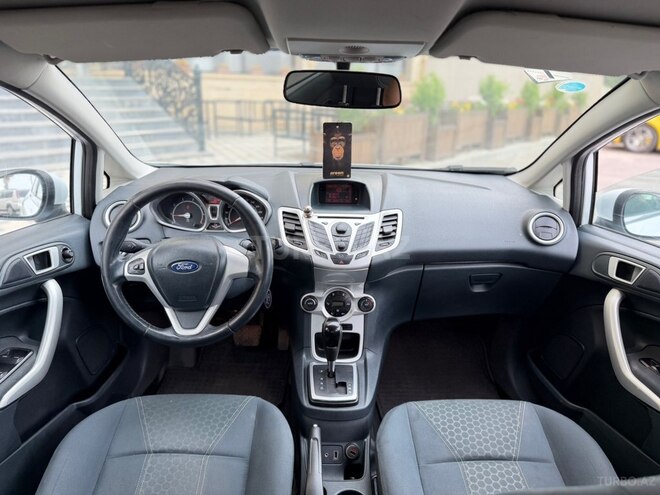 Ford Fiesta-12
