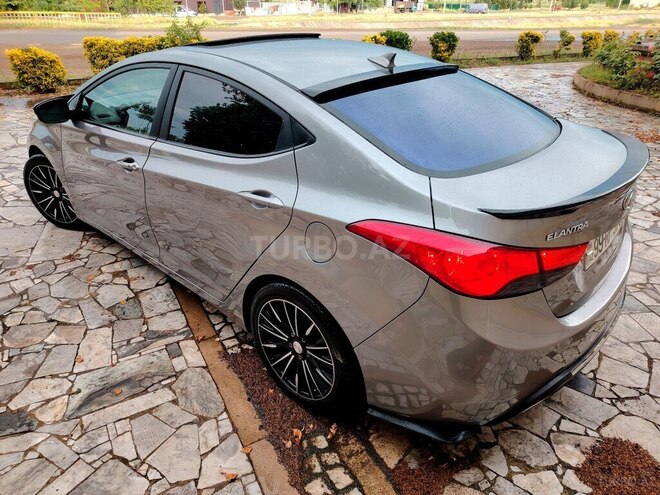 Hyundai Elantra-10
