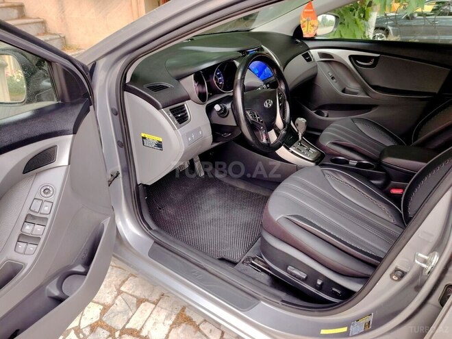 Hyundai Elantra-13