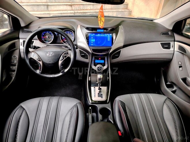 Hyundai Elantra-12