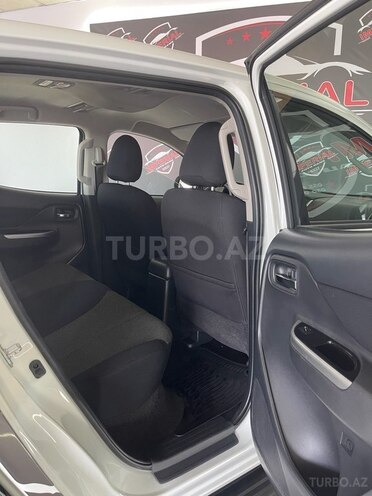 Mitsubishi L200-10