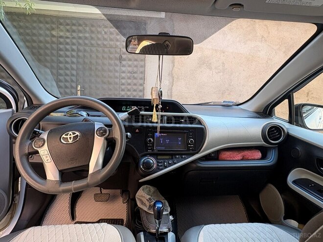 Toyota Prius C-3