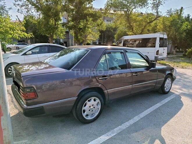 Mercedes 220 E-16