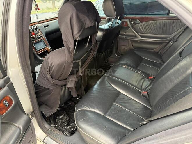 Mercedes E 280-4