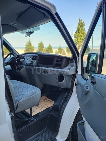 Ford Transit-13