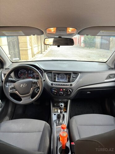 Hyundai Accent-10