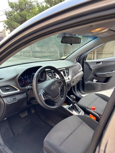 Hyundai Accent-12