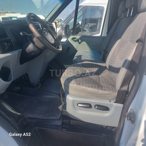 Ford Transit-15