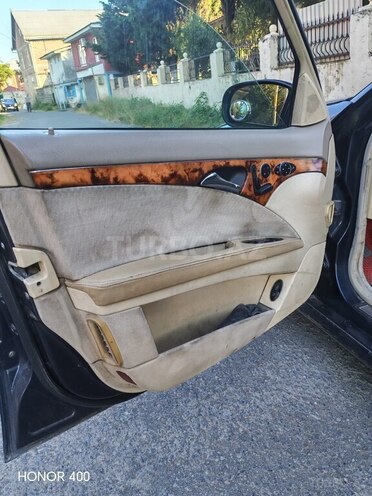 Mercedes E 270-9