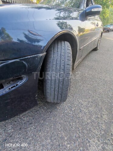 Mercedes E 270-11