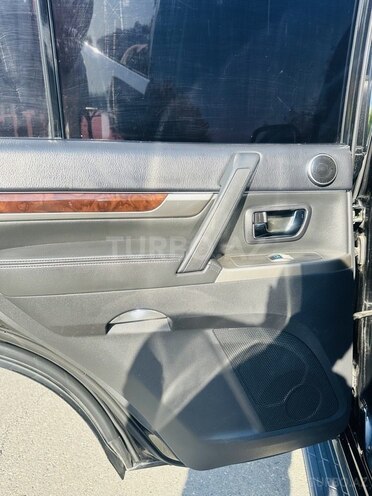 Mitsubishi Pajero-14