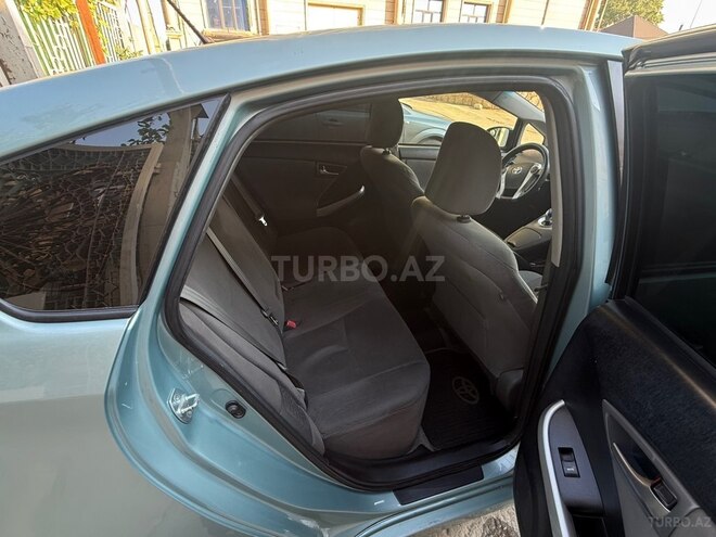 Toyota Prius-12