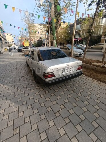 Mercedes 220 E-12