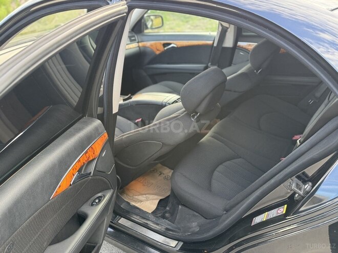 Mercedes E 220-11