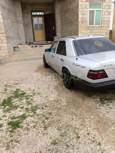 Mercedes 220 E-8