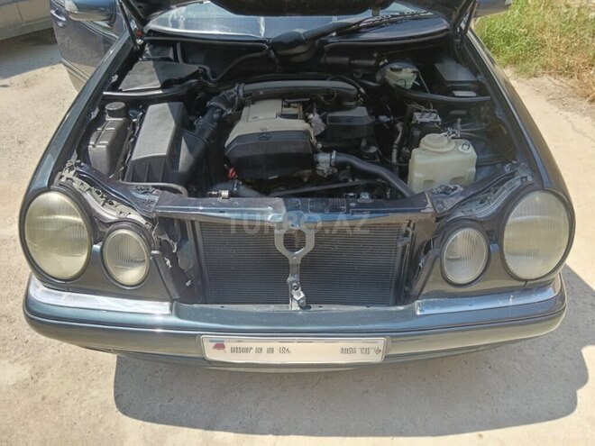 Mercedes E 230-11