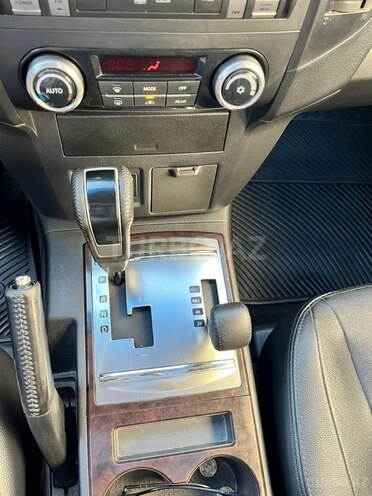 Mitsubishi Pajero-10