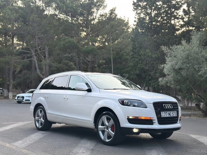 Audi Q7-4