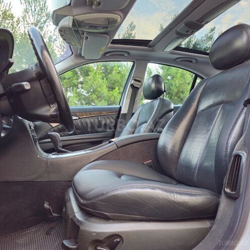 Mercedes E 320-17