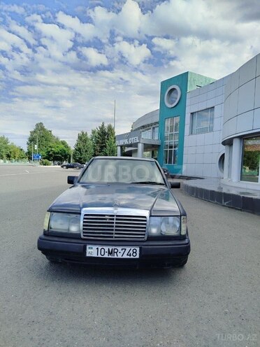 Mercedes 230 E-1