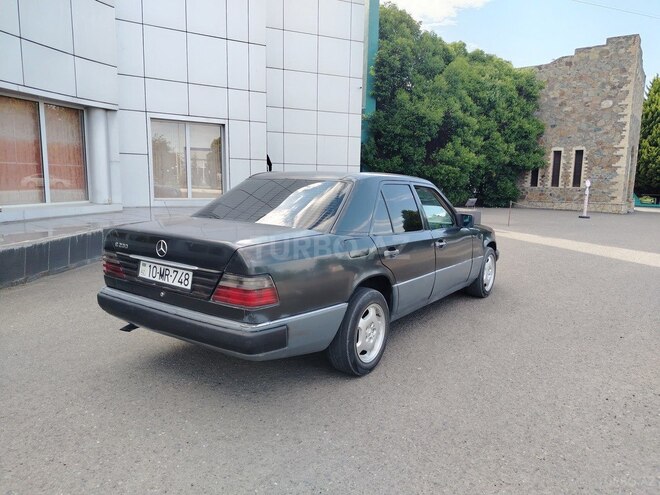Mercedes 230 E-2