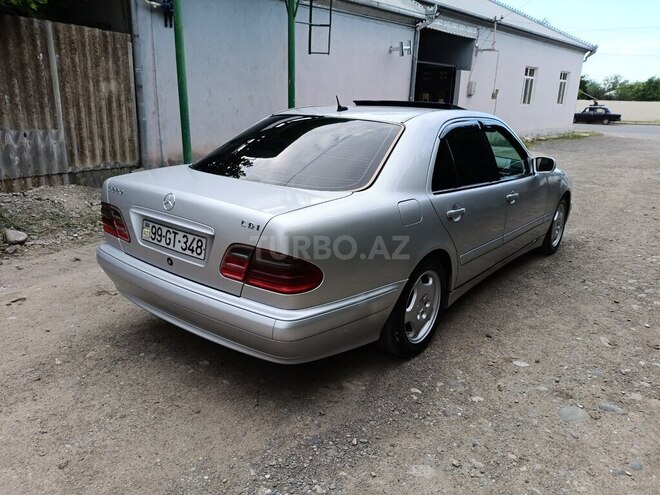 Mercedes E 220-11
