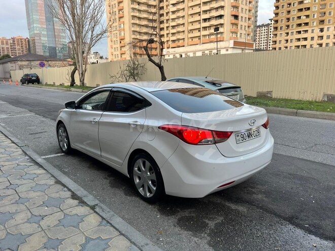 Hyundai Elantra-11