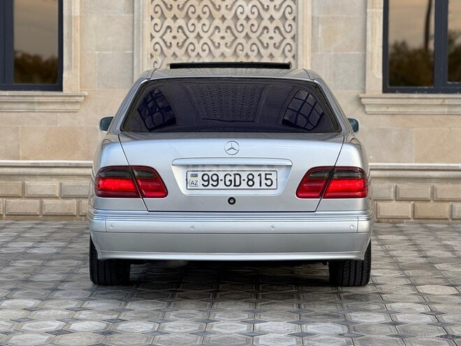 Mercedes E 280-11