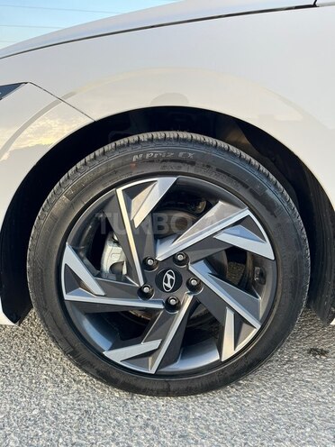 Hyundai Elantra-12