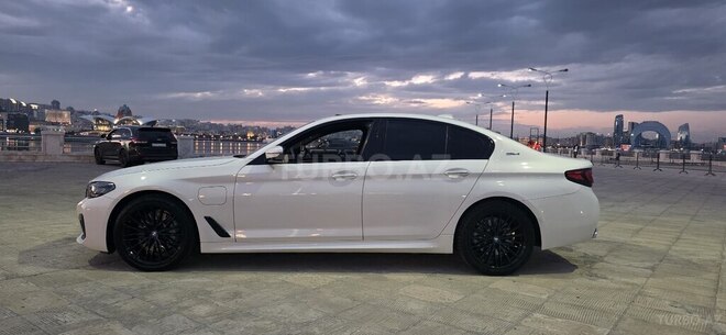 BMW 530e-13