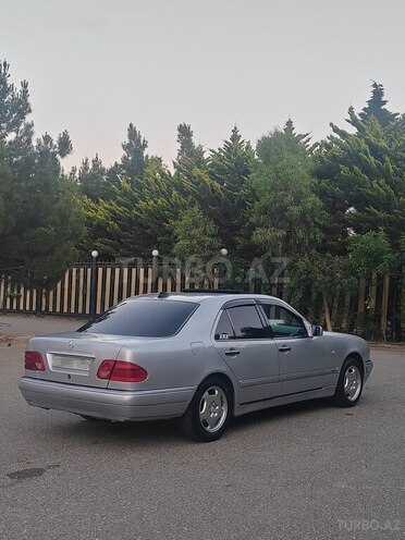 Mercedes E 280-8