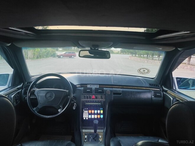 Mercedes E 280-10