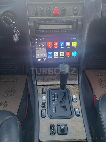 Mercedes E 280-11