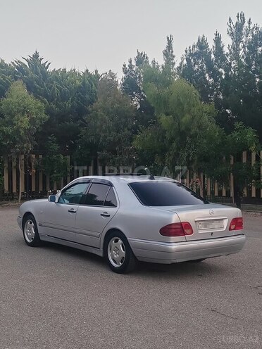 Mercedes E 280-9