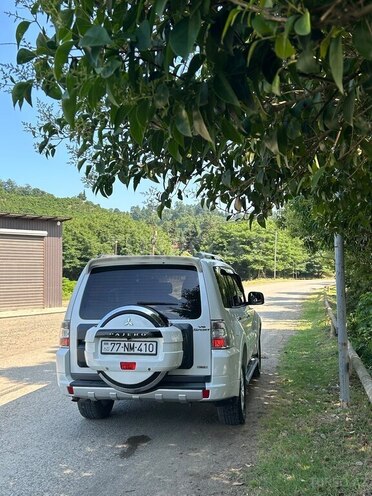 Mitsubishi Pajero-4
