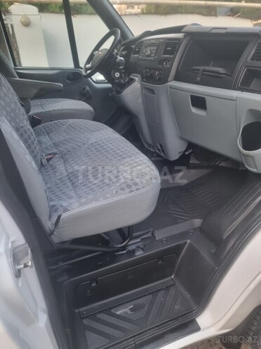 Ford Transit-11
