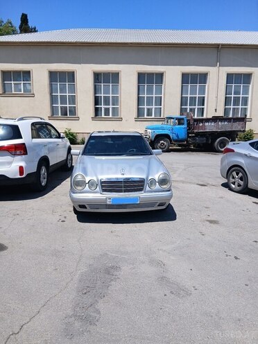 Mercedes E 220-1