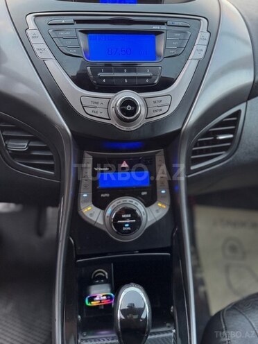Hyundai Elantra-12