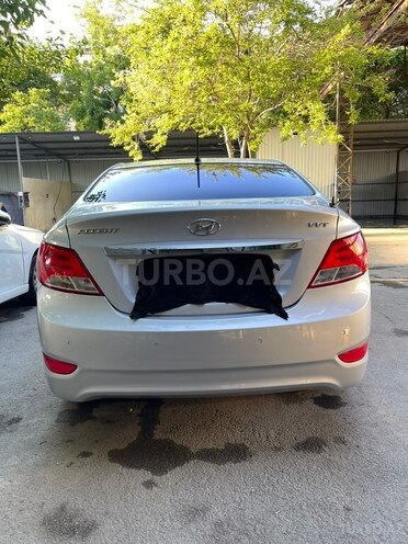Hyundai Accent-4