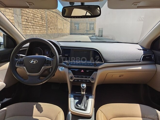 Hyundai Elantra-11