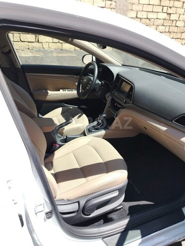 Hyundai Elantra-12