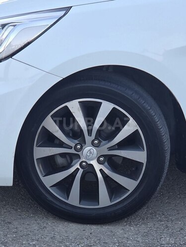 Hyundai Accent-11