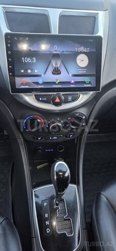 Hyundai Accent-12