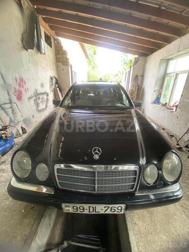 Mercedes E 240-1