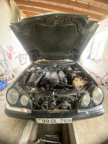 Mercedes E 240-8