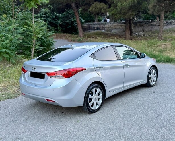 Hyundai Elantra-4