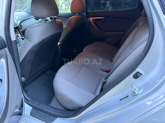 Hyundai Elantra-9