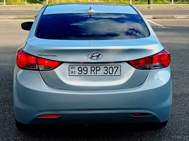 Hyundai Elantra-4