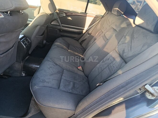 Mercedes E 220-12