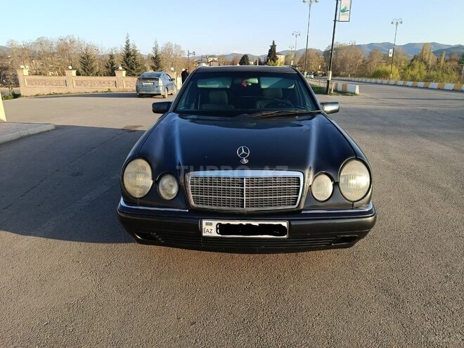 Mercedes E 220-1